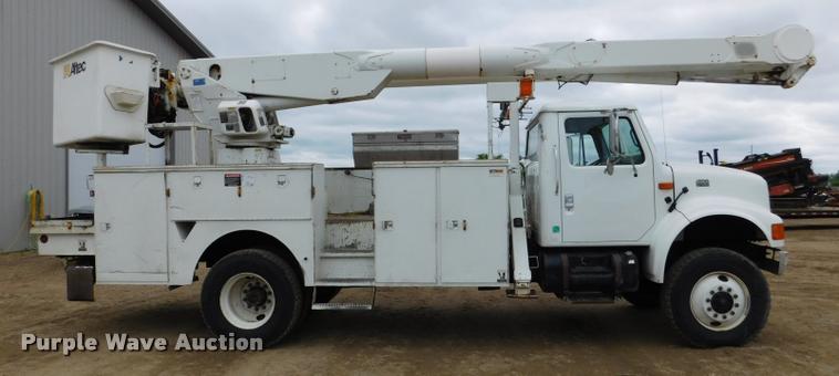 image for item DA1057 2000 International 4800 bucket truck