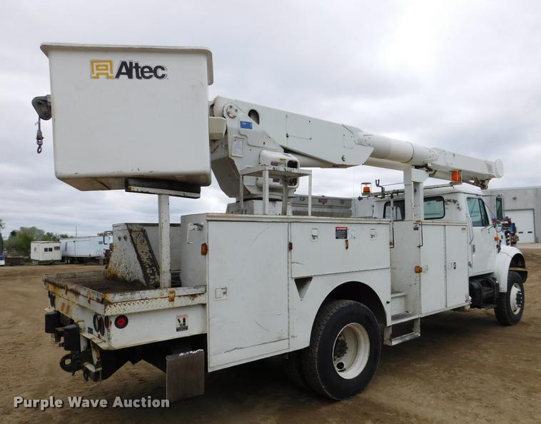 image for item DA1057 2000 International 4800 bucket truck