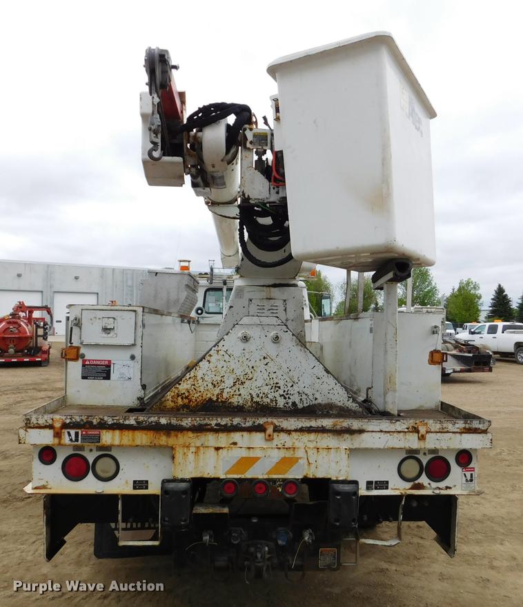 image for item DA1057 2000 International 4800 bucket truck