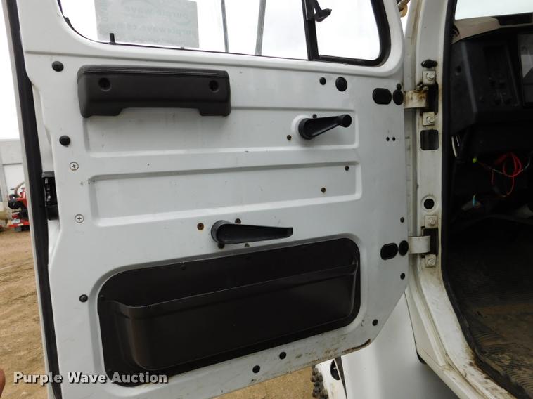 image for item DA1057 2000 International 4800 bucket truck