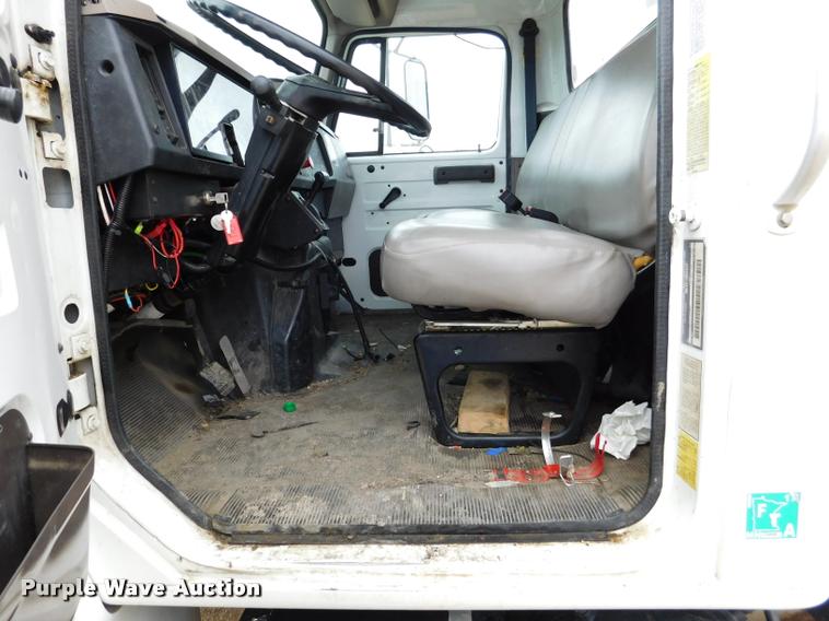 image for item DA1057 2000 International 4800 bucket truck