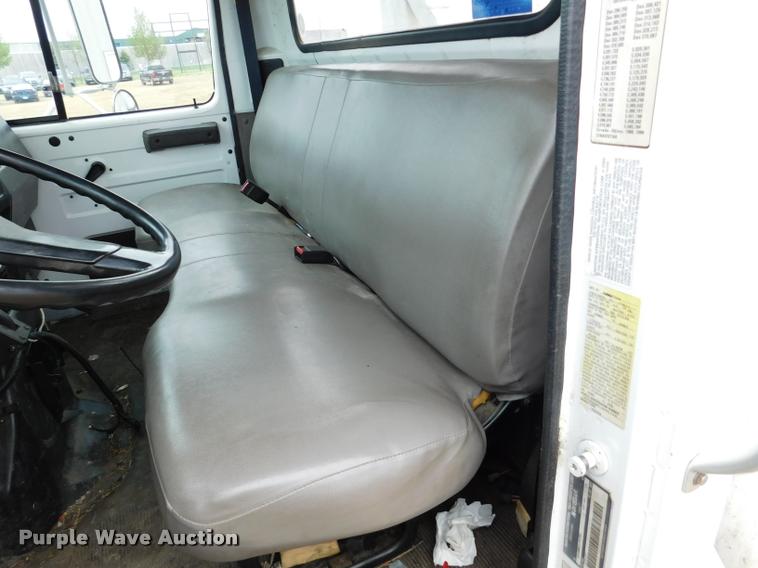 image for item DA1057 2000 International 4800 bucket truck