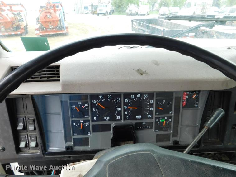 image for item DA1057 2000 International 4800 bucket truck