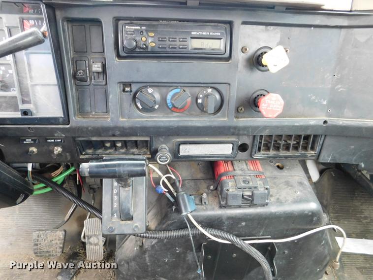 image for item DA1057 2000 International 4800 bucket truck