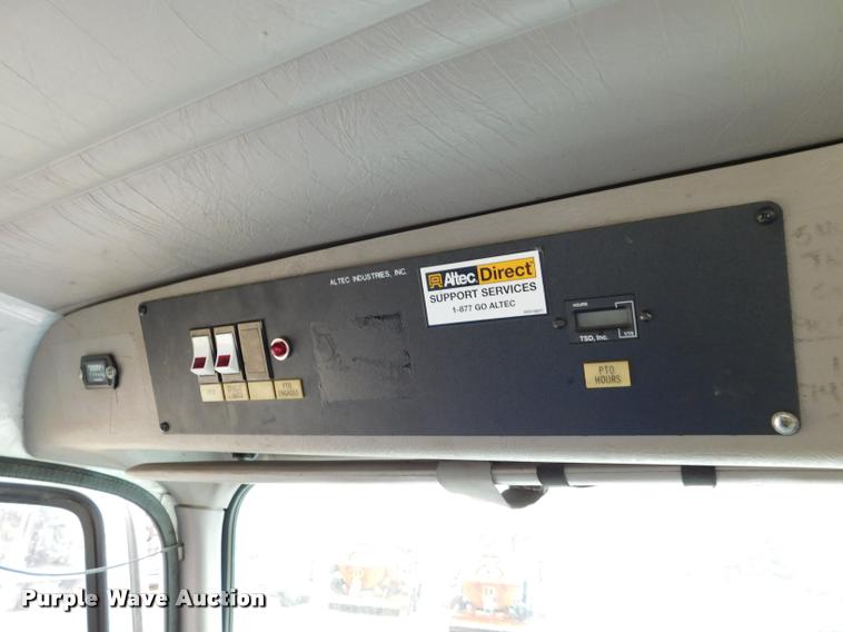 image for item DA1057 2000 International 4800 bucket truck