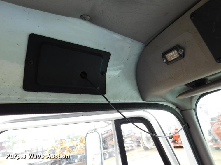 image for item DA1057 2000 International 4800 bucket truck