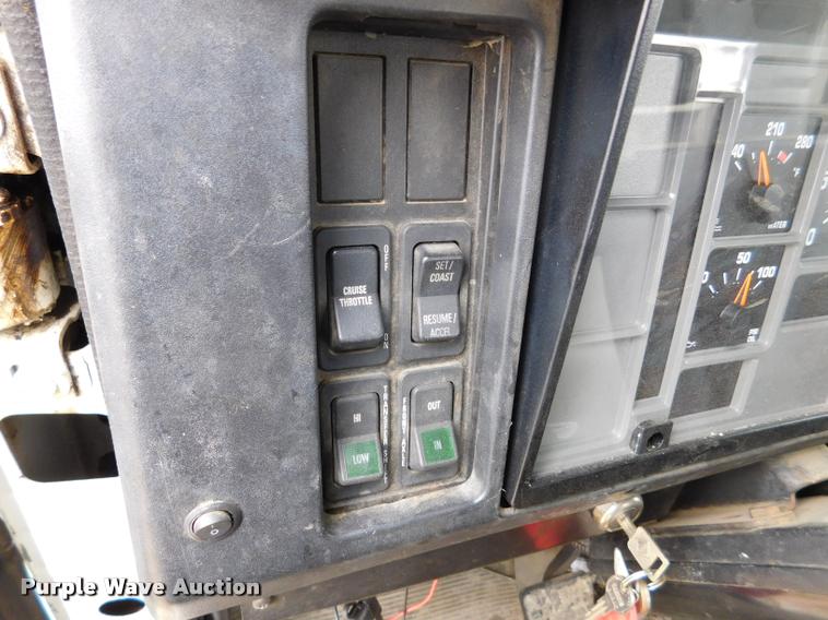 image for item DA1057 2000 International 4800 bucket truck