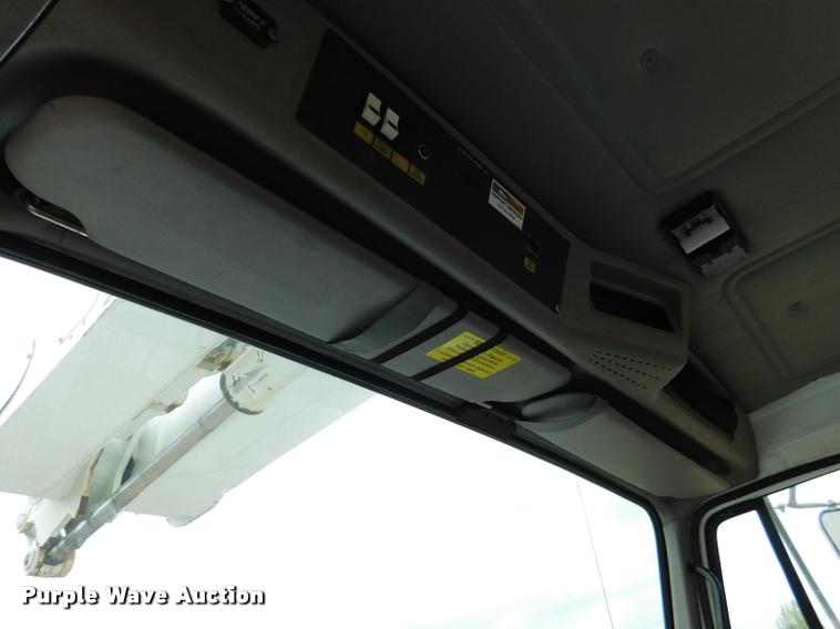 image for item DA1057 2000 International 4800 bucket truck