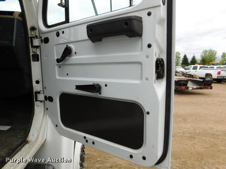 image for item DA1057 2000 International 4800 bucket truck