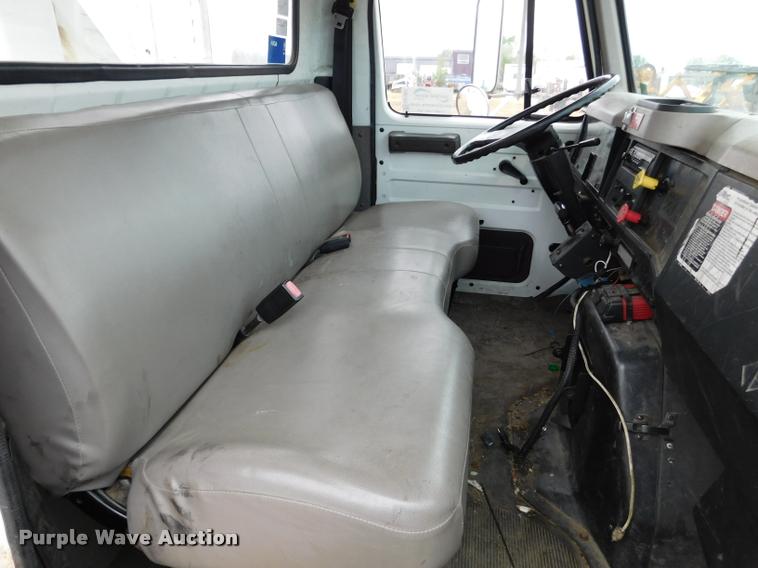 image for item DA1057 2000 International 4800 bucket truck