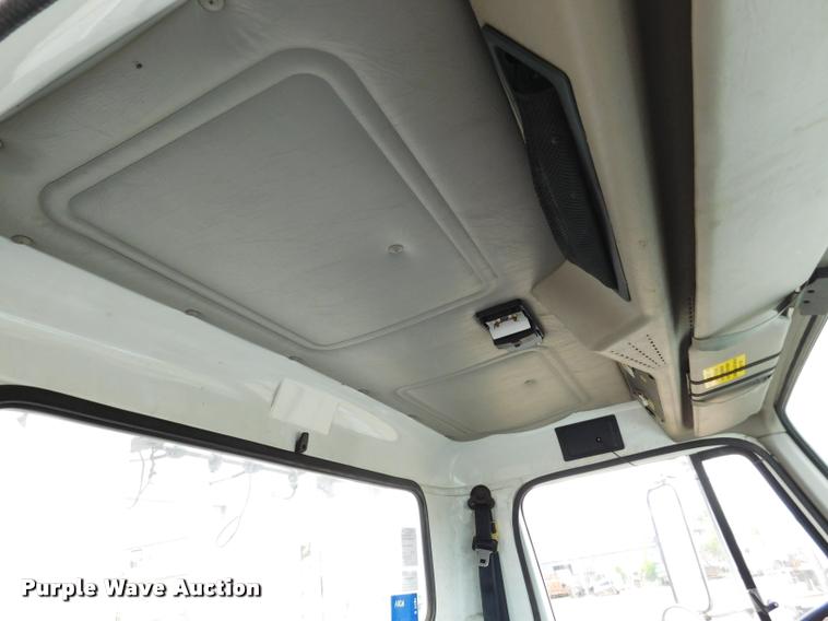 image for item DA1057 2000 International 4800 bucket truck