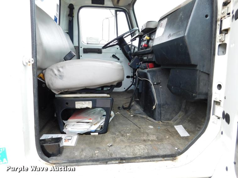 image for item DA1057 2000 International 4800 bucket truck