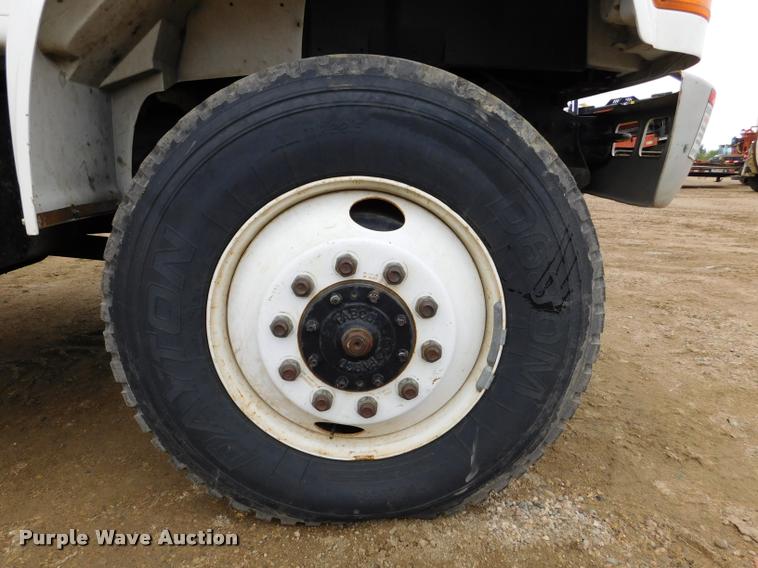 image for item DA1057 2000 International 4800 bucket truck