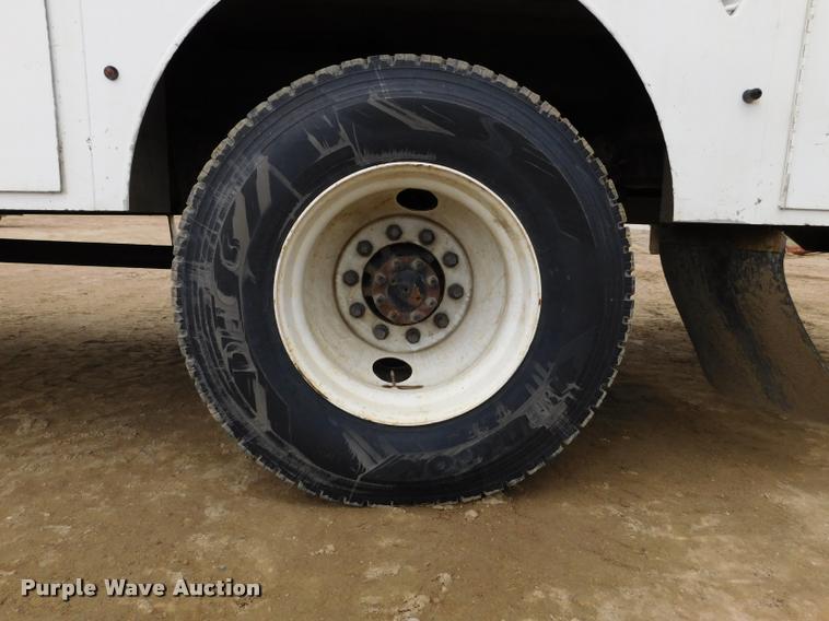 image for item DA1057 2000 International 4800 bucket truck