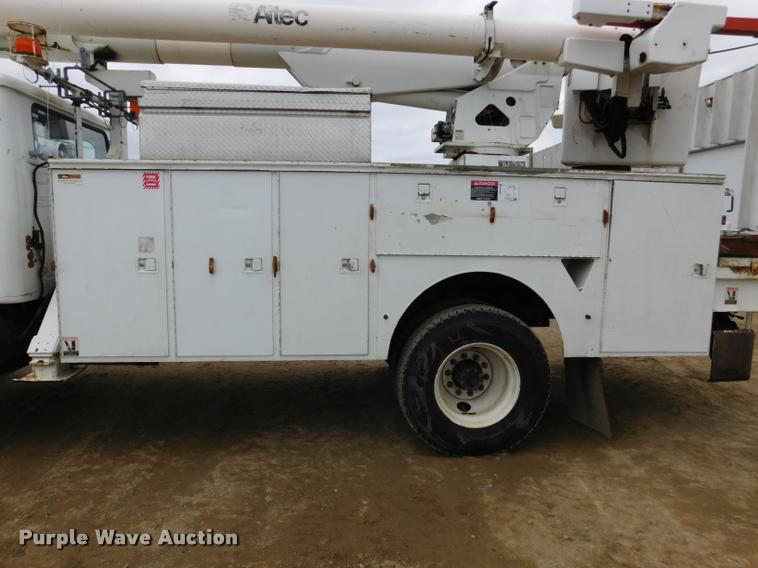image for item DA1057 2000 International 4800 bucket truck