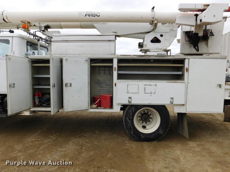 image for item DA1057 2000 International 4800 bucket truck