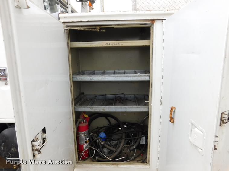 image for item DA1057 2000 International 4800 bucket truck