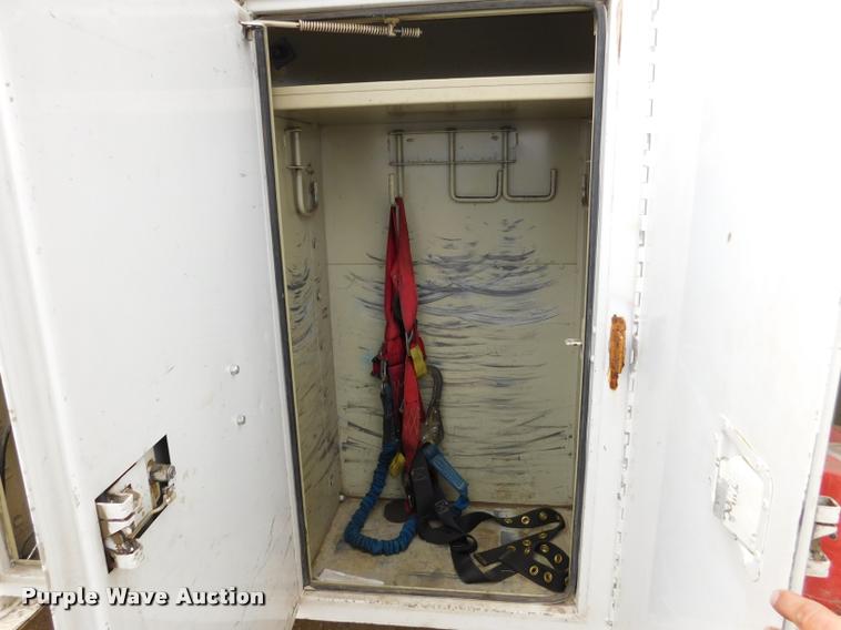 image for item DA1057 2000 International 4800 bucket truck