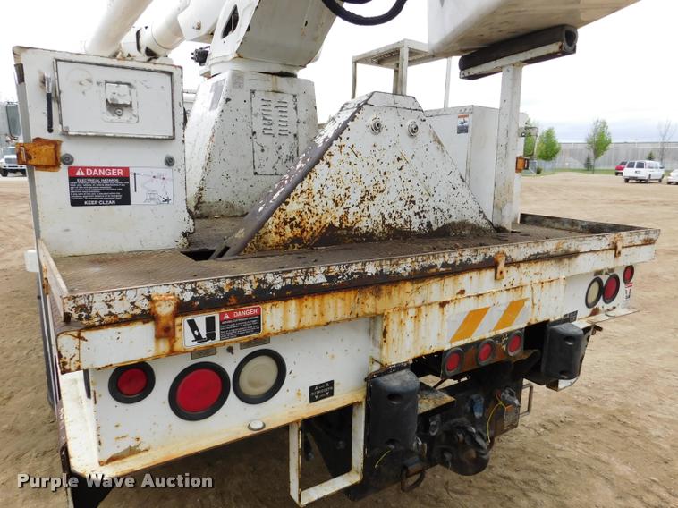 image for item DA1057 2000 International 4800 bucket truck