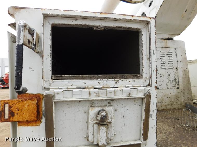 image for item DA1057 2000 International 4800 bucket truck