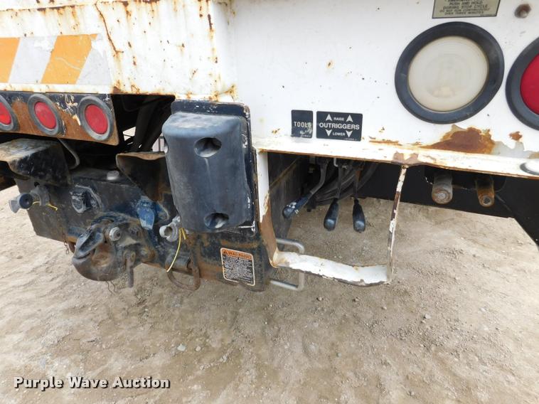 image for item DA1057 2000 International 4800 bucket truck