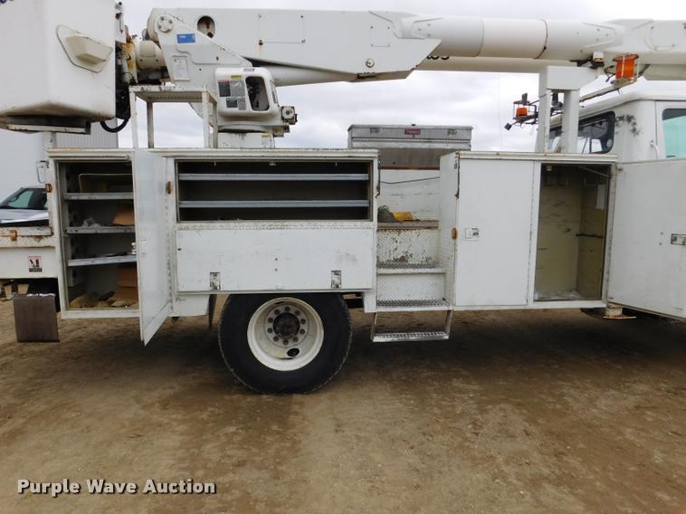 image for item DA1057 2000 International 4800 bucket truck
