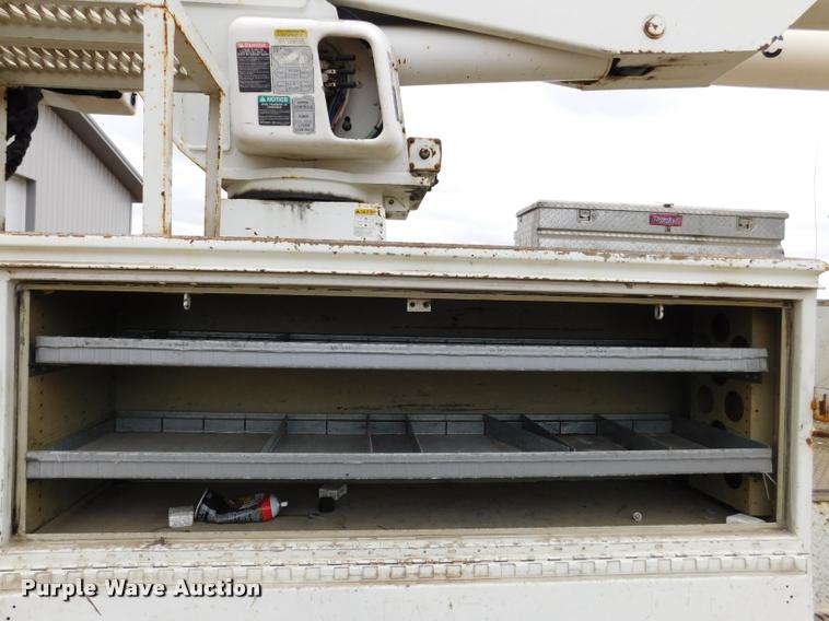 image for item DA1057 2000 International 4800 bucket truck