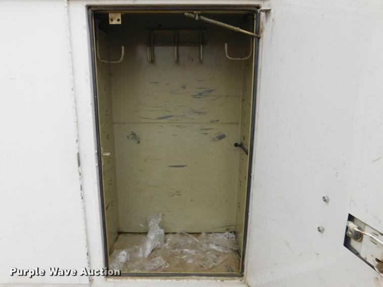 image for item DA1057 2000 International 4800 bucket truck