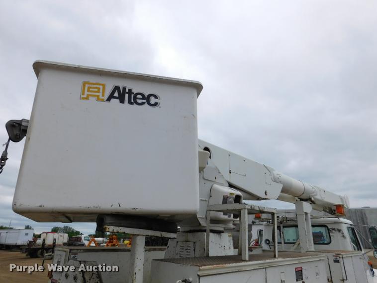 image for item DA1057 2000 International 4800 bucket truck