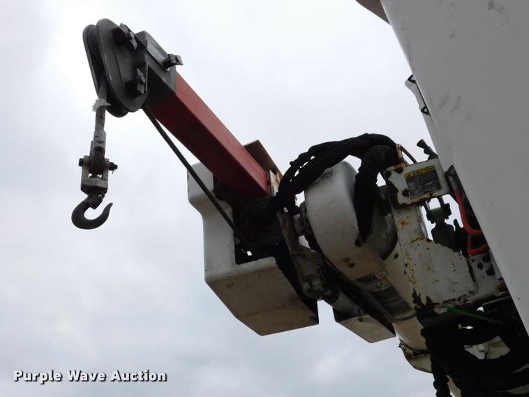 image for item DA1057 2000 International 4800 bucket truck