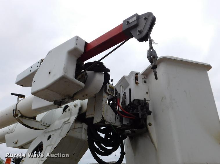 image for item DA1057 2000 International 4800 bucket truck