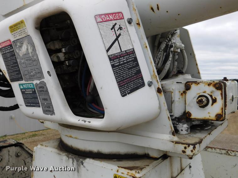 image for item DA1057 2000 International 4800 bucket truck