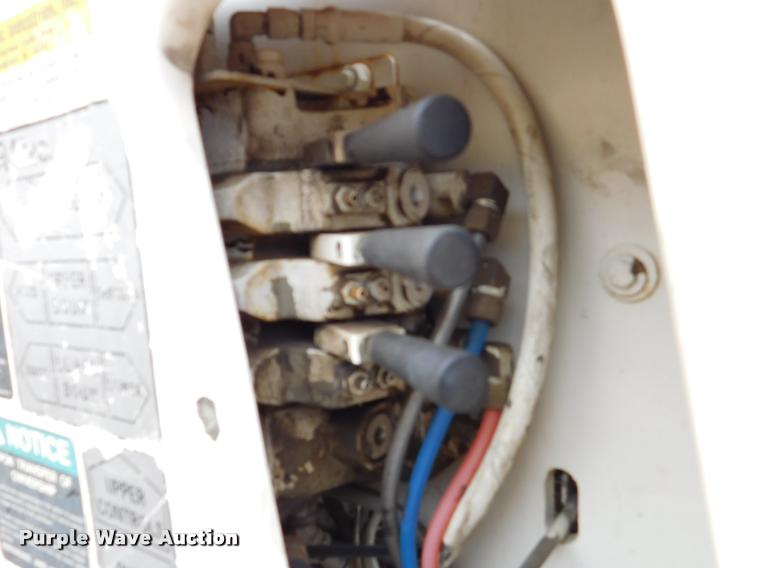 image for item DA1057 2000 International 4800 bucket truck