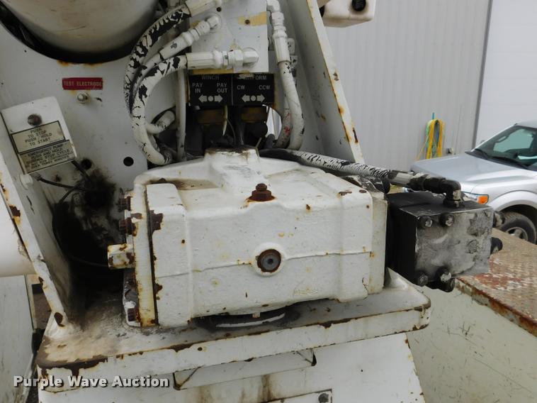 image for item DA1057 2000 International 4800 bucket truck