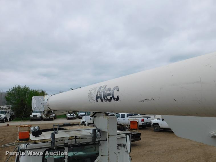 image for item DA1057 2000 International 4800 bucket truck