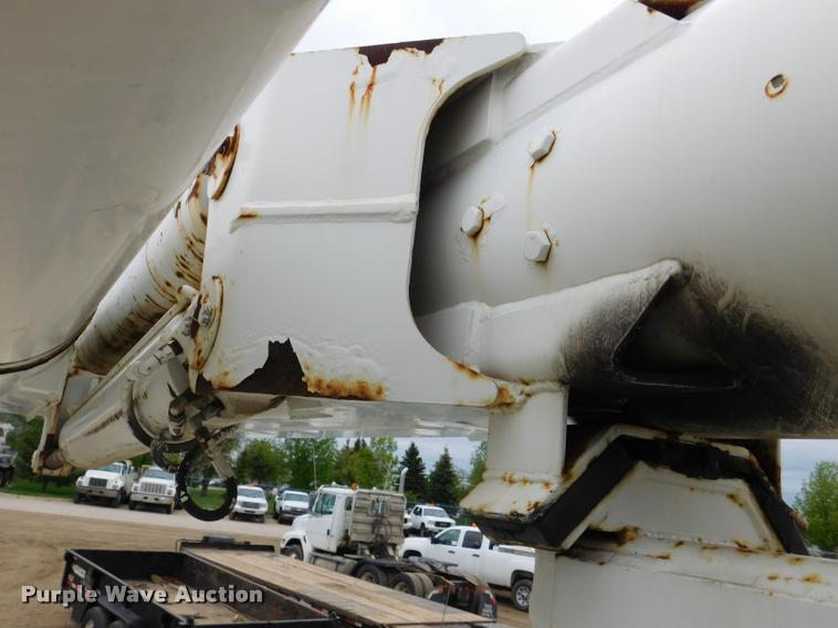 image for item DA1057 2000 International 4800 bucket truck