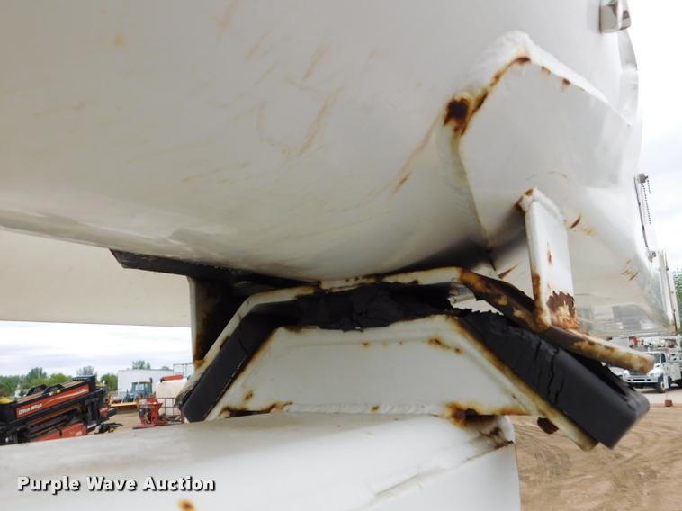 image for item DA1057 2000 International 4800 bucket truck