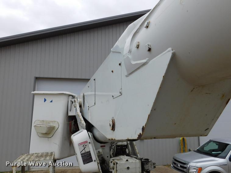 image for item DA1057 2000 International 4800 bucket truck