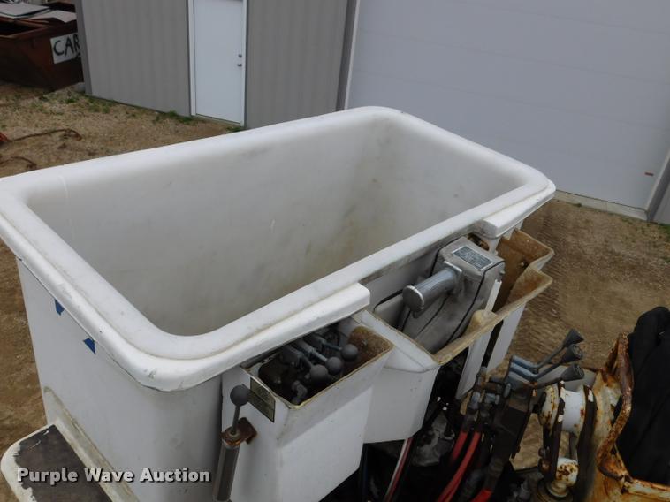 image for item DA1057 2000 International 4800 bucket truck