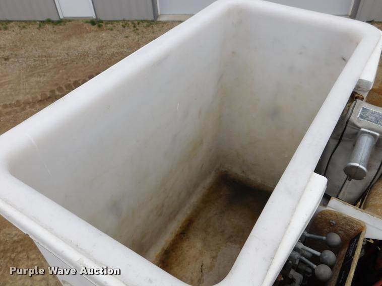 image for item DA1057 2000 International 4800 bucket truck