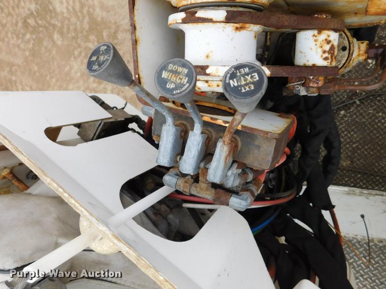 image for item DA1057 2000 International 4800 bucket truck