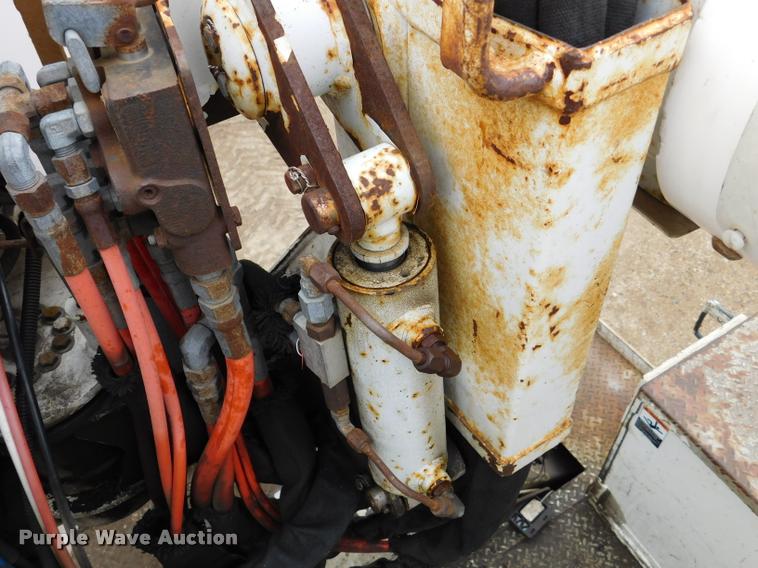 image for item DA1057 2000 International 4800 bucket truck