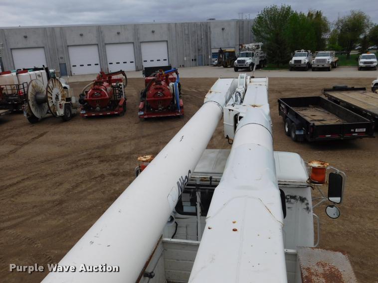 image for item DA1057 2000 International 4800 bucket truck