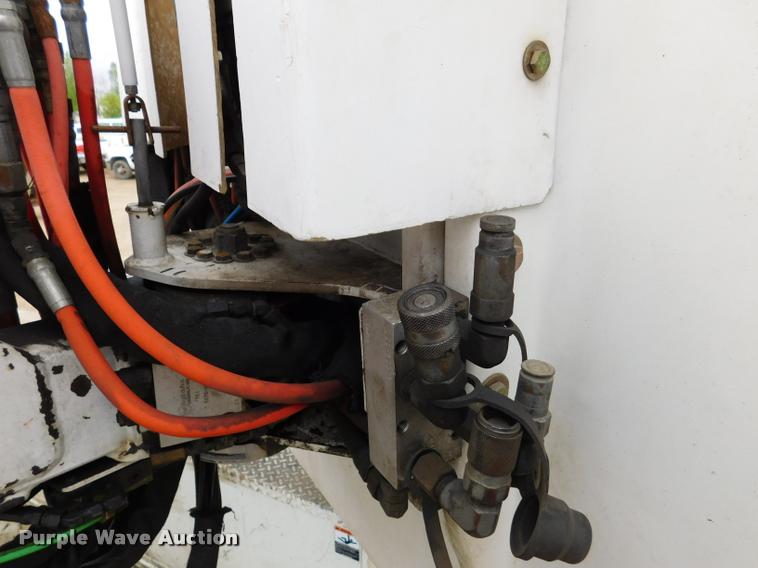 image for item DA1057 2000 International 4800 bucket truck