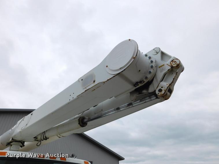 image for item DA1057 2000 International 4800 bucket truck