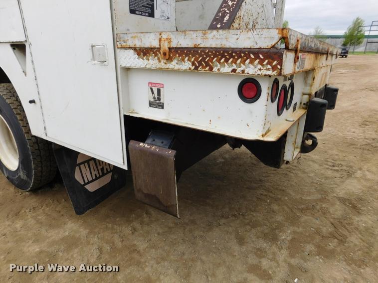 image for item DA1057 2000 International 4800 bucket truck