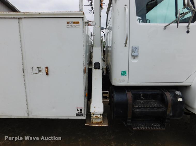 image for item DA1057 2000 International 4800 bucket truck