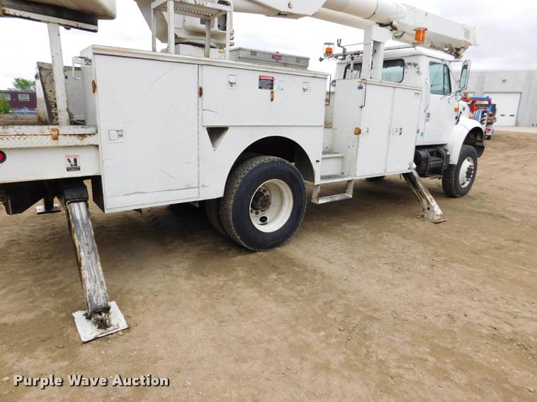 image for item DA1057 2000 International 4800 bucket truck