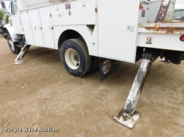 image for item DA1057 2000 International 4800 bucket truck