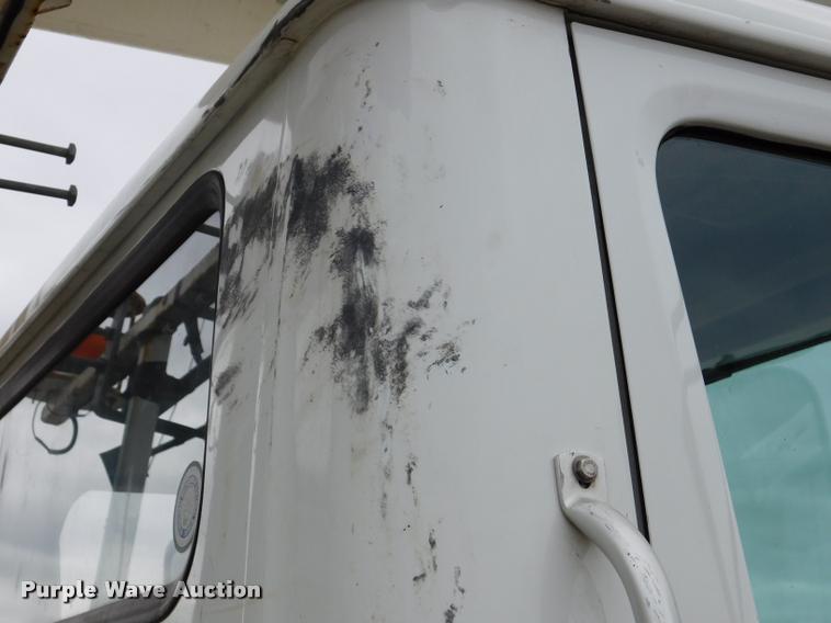 image for item DA1057 2000 International 4800 bucket truck